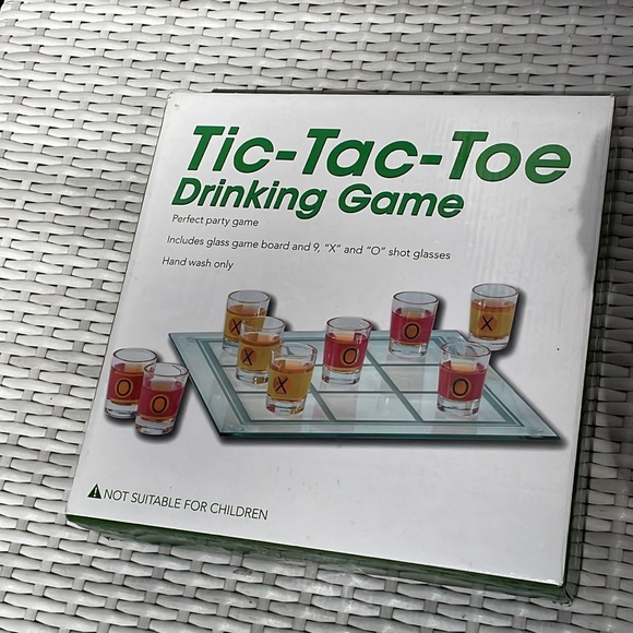Tic-Tac-Toe Drinking Game - Glass Game Board & Shot Glass *IN BOX* - Picture 3 of 8